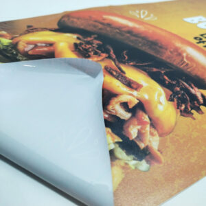 Impresión digital de gran formato en Cama Plana con tinta UV sobre Vinil Estático Blanco