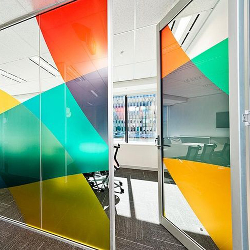 Impresión digital de gran formato en Cama Plana con tinta UV sobre Vinil Transparente